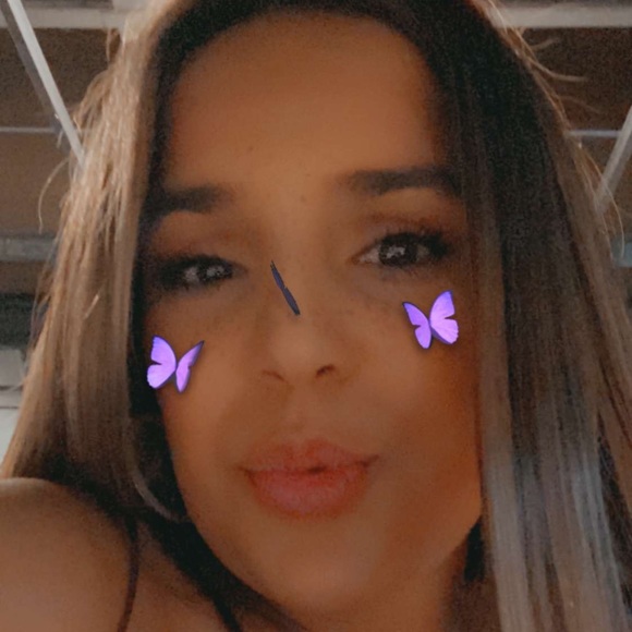 Profile Picture of Andrea Carey (@andreacarey2018) on Poshmark