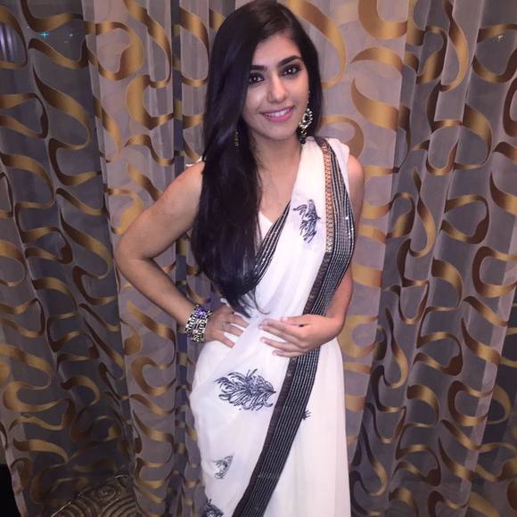 Profile Picture of Mandy Grewal (@mandygrew) on Poshmark