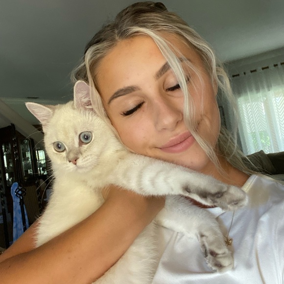 Profile Picture of Victoria Manzyuk (@vmanzyuk) on Poshmark