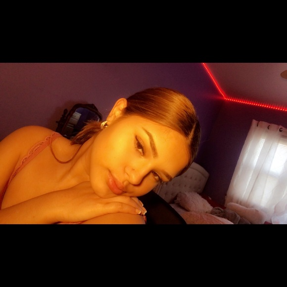 Profile Picture of Stella Halpin (@stellss330) on Poshmark