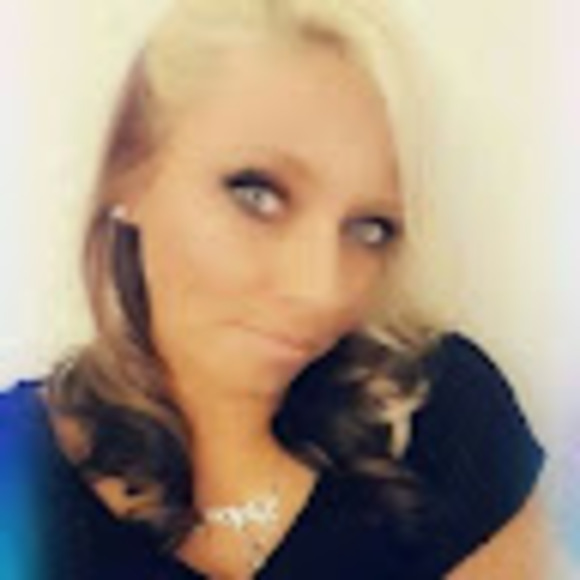 Profile Picture of Rachel Dobbyn (@racheldobbyn) on Poshmark