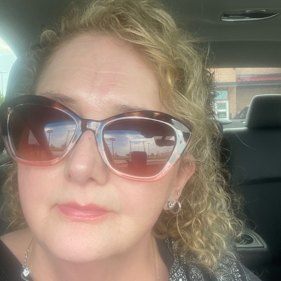 Profile Picture of Tiffani Palmer marrone (@tifneye) on Poshmark