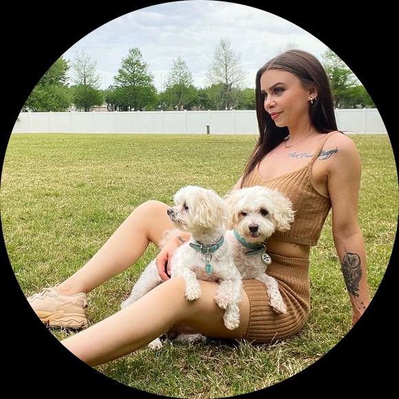 Profile Picture of Peyton Miller (@peytonm93) on Poshmark