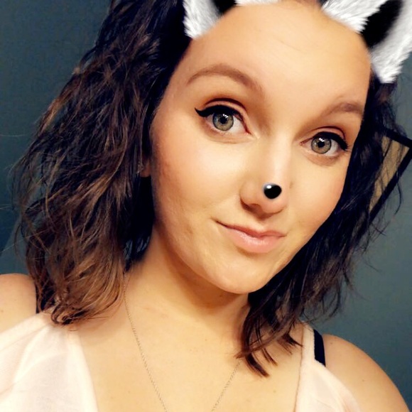 Profile Picture of Savannah Fields (@savvyfields1) on Poshmark