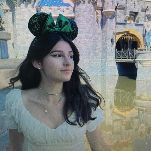 Profile Picture of Bailey Frey (@baileyfrey13) on Poshmark