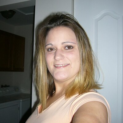 Profile Picture of Lisa Giroux (@Buella77) on Twitter