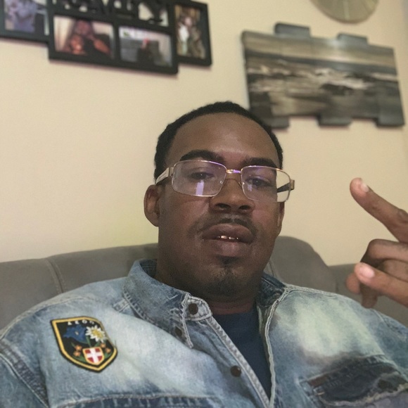 Profile Picture of Gerale Brouussard (@geraleb) on Poshmark