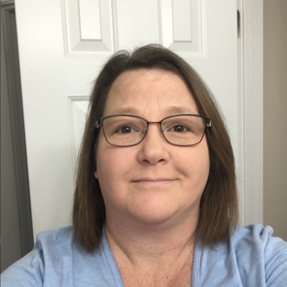 Profile Picture of Lori Schuler (@thebaglady01) on Poshmark