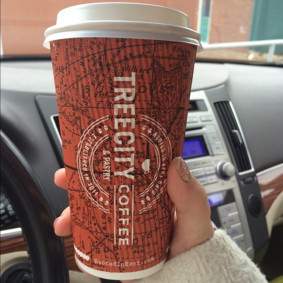 Profile Picture of Cheryl Tettelbach (@upupanfaway) on Poshmark