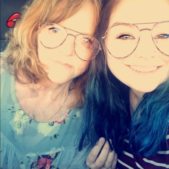 Anna Saigeon - Poshmark Profile Picture of Anna Saigeon (@anna_saigeon) on Poshmark