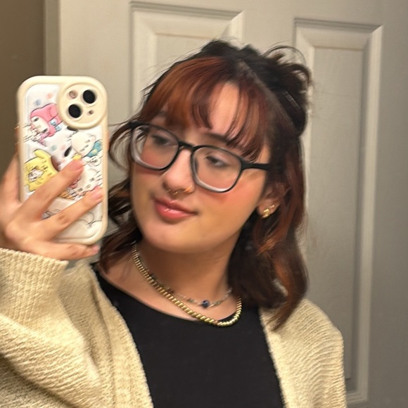 Profile Picture of Isabelle Fernandez (@ayeizzyy17) on Poshmark