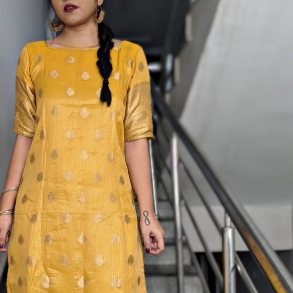 Profile Picture of Mounika Kosaraju (@mounikak895) on Poshmark