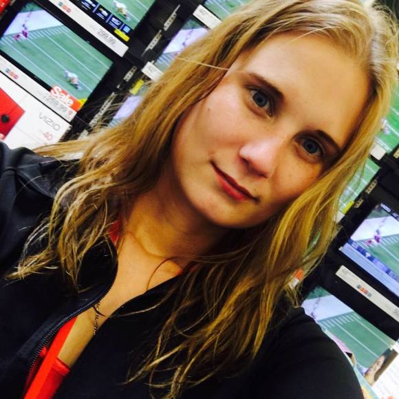 Profile Picture of Eve Prochniak (@evaeva95) on Poshmark