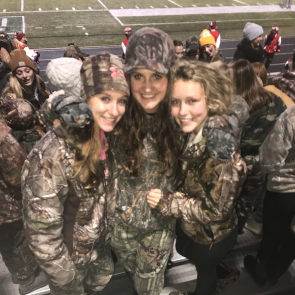 Profile Picture of Kazmira Passineau (@kazmiraa) on Poshmark