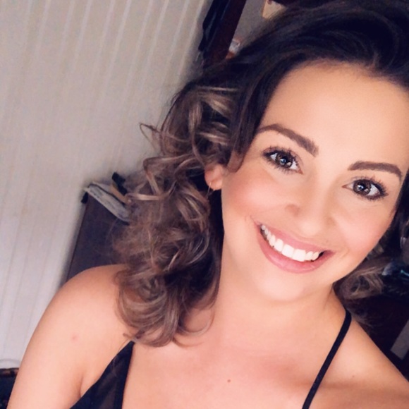 Profile Picture of Anna Piasecki (@aspiasec) on Poshmark