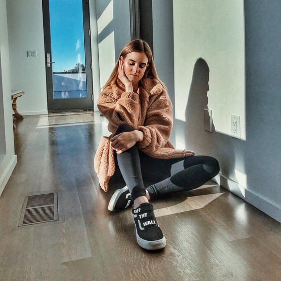 Profile Picture of Anna Teffeteller (@annatxo) on Poshmark