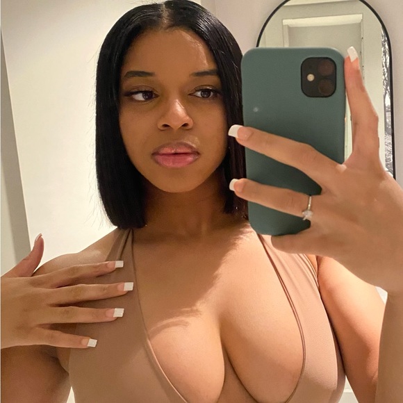 Alexis Sterling - Poshmark Profile Picture of Alexis Sterling (@thegoodluxelife) on Poshmark