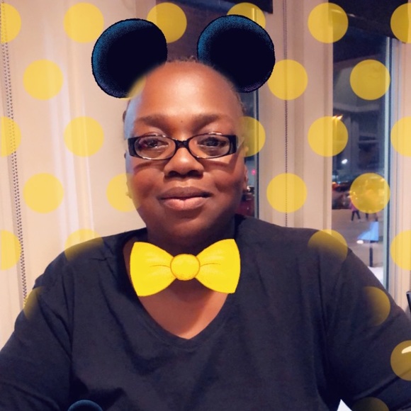 Profile Picture of Loretta Lowe (@lorettalowe) on Poshmark