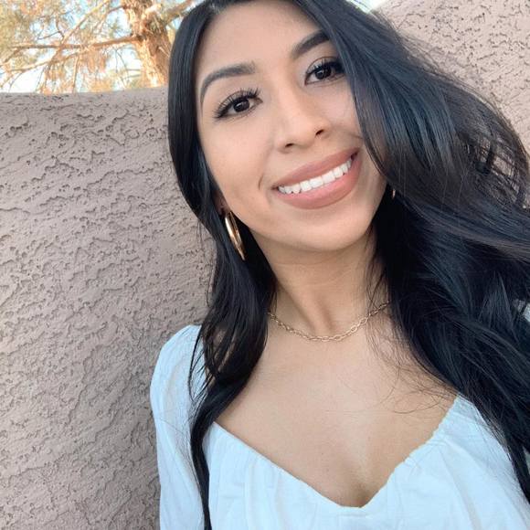 Profile Picture of Kim Alvarez (@kimalvarez898) on Poshmark