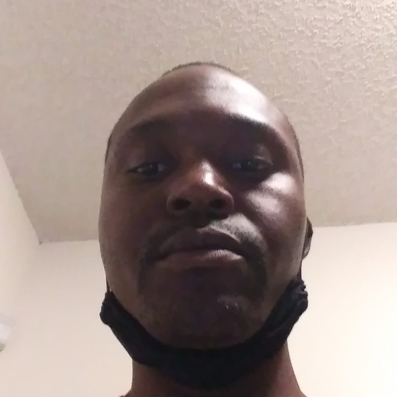 Profile Picture of Debo Lobie (@debolobie) on Poshmark