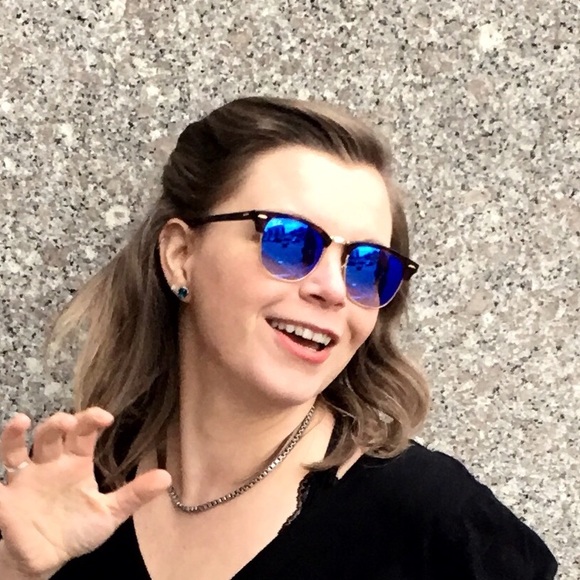 Profile Picture of Amanda Angles (@maymayray) on Poshmark
