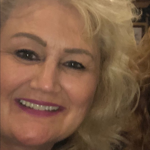 Profile Picture of Lena Hennis (@lenalarae) on Poshmark