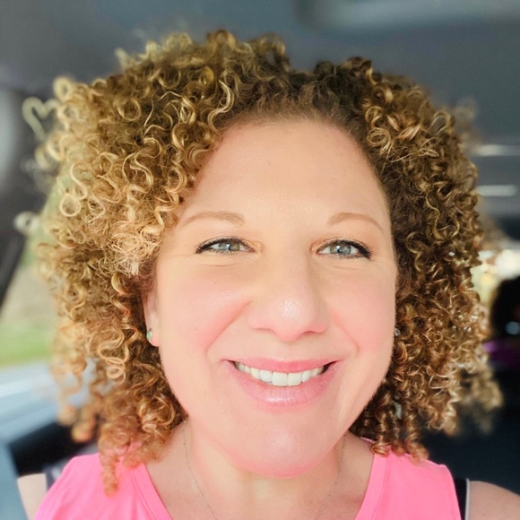 Lori Rosario - Poshmark Profile Picture of Lori Rosario (@mav116) on Poshmark