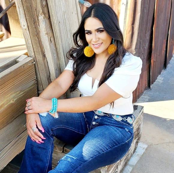 Profile Picture of Pamela Alvarez (@pame_1501) on Poshmark