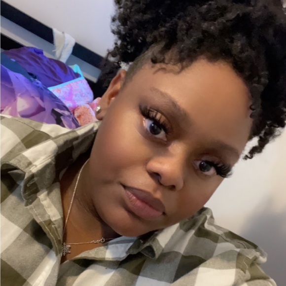 Profile Picture of Anna Whiters (@annawhiters35) on Poshmark