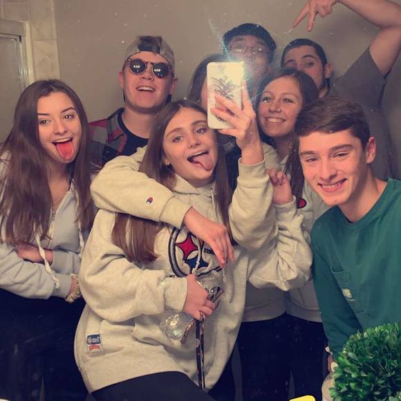 Profile Picture of Haylee Chabak (@hayleechabak) on Poshmark