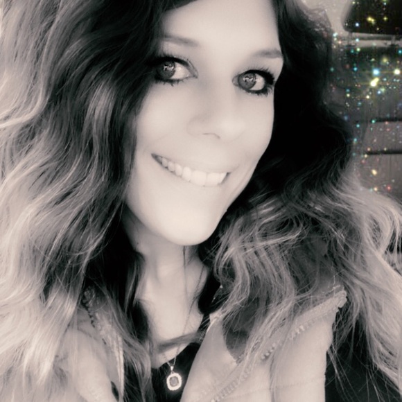 Profile Picture of Tasha Thwing (@nthwing1988) on Poshmark