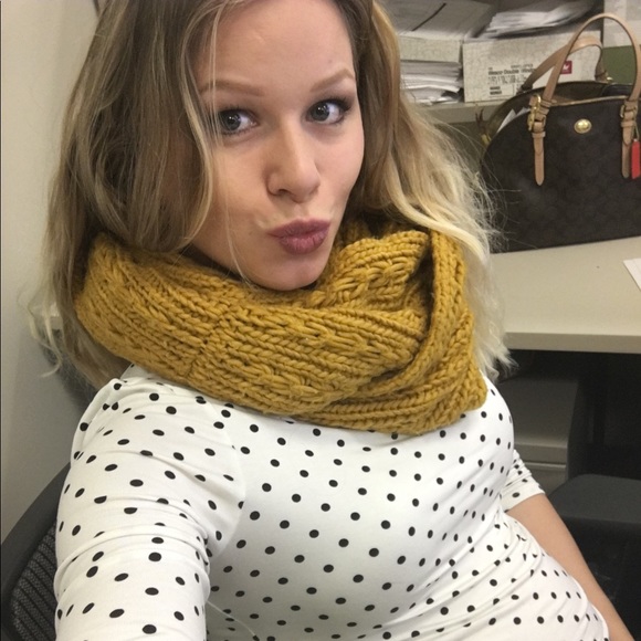 Profile Picture of Isabelle Hansen (@ihan1890) on Poshmark