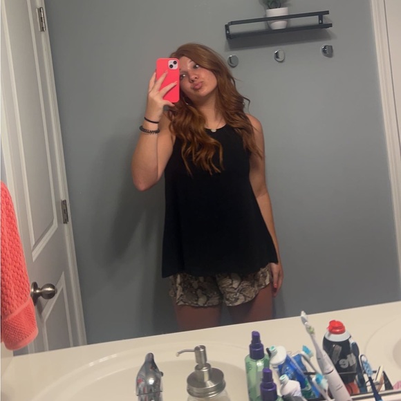 Profile Picture of Madison Page (@madzz06) on Poshmark