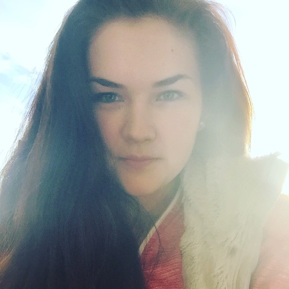 Profile Picture of Hannah Lingle (@hannahl_ak) on Poshmark