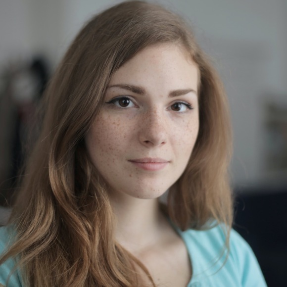 Profile Picture of Anna Senior (@tarnsinghrai) on Poshmark