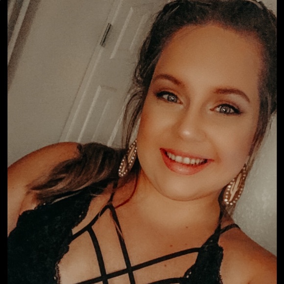 Profile Picture of Shannon Richards (@shannonricha372) on Poshmark