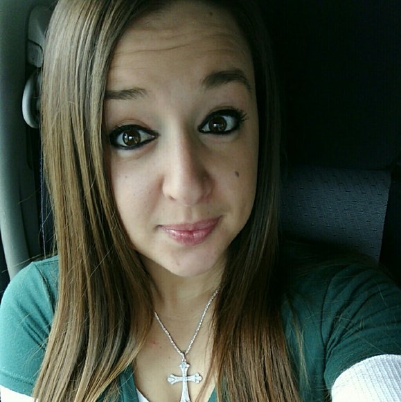 Profile Picture of Alicia Galaviz (@alicialenee) on Poshmark