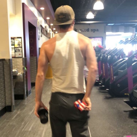 Profile Picture of Andrew Ross (@retrats98) on Poshmark