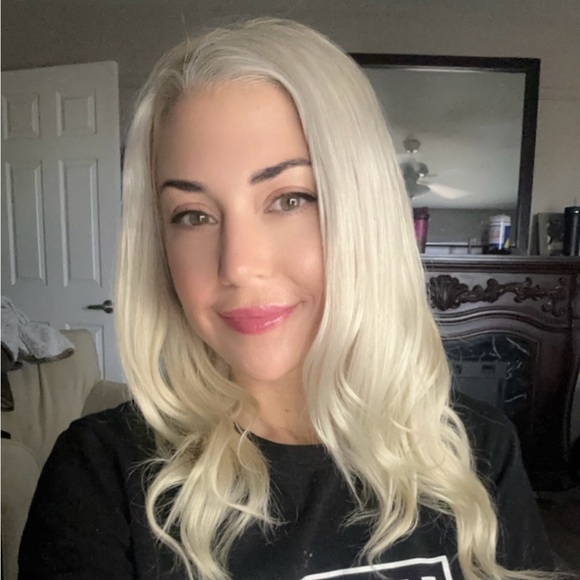 Profile Picture of Danielle Betterman (@betterpiggies) on Poshmark