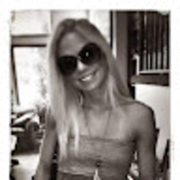Profile Picture of Steph Bereznicki (@sfbereznicki) on Poshmark