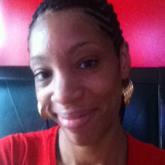 Profile Picture of Tamika Ayers (@shopmik) on Poshmark