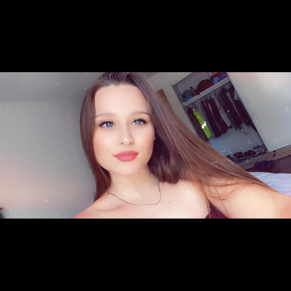 Profile Picture of Jessica Layton (@jl112600) on Poshmark