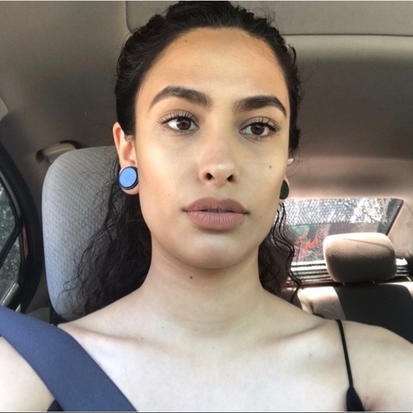 Profile Picture of Andrea Ramirez (@mossandgrass) on Poshmark