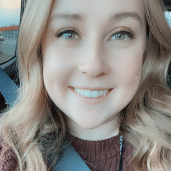 Erika Heidebrecht - Poshmark Profile Picture of Erika Heidebrecht (@ebichet18) on Poshmark