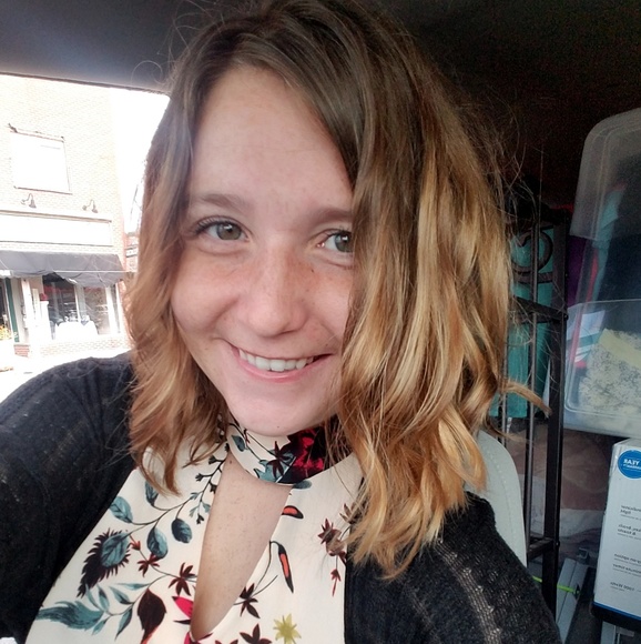 Profile Picture of Emily Hixson (@ehelms125) on Poshmark