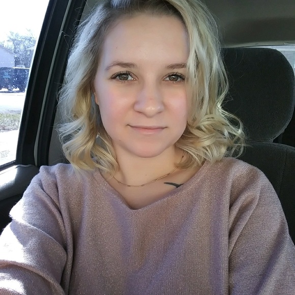 Profile Picture of Shanae Hoosier (@shanaehoosier4) on Poshmark