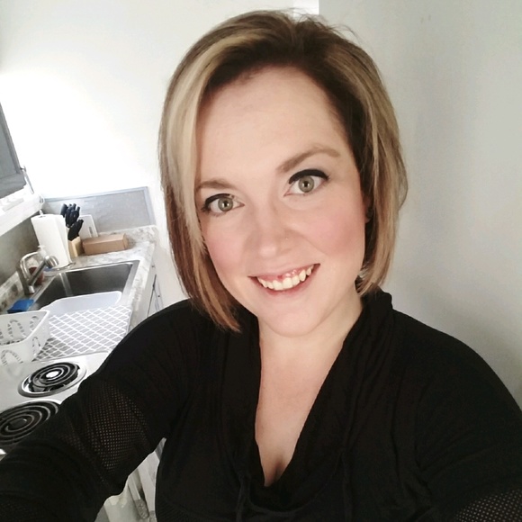 Profile Picture of Danielle Linscott (@linscott42587) on Poshmark