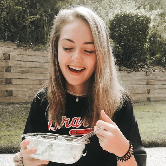 Profile Picture of Mckenna Allen (@mckennaalg) on Poshmark