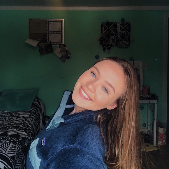Profile Picture of Cassidy Page (@cassidy_page04) on Poshmark