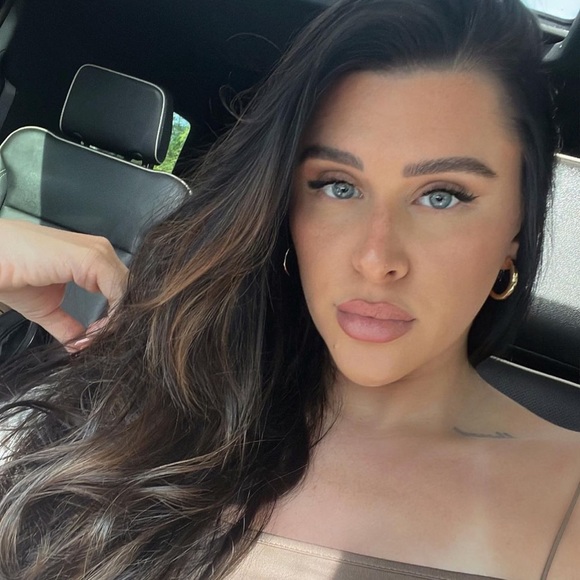 Profile Picture of Hunter Lamb (@hunterrbrianne) on Poshmark